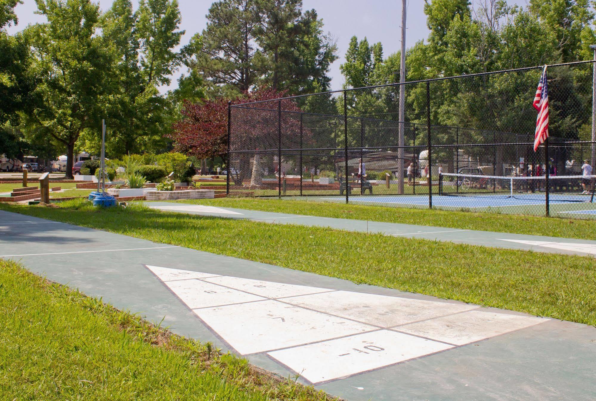 Chesapeake Bay Rv Resort Thousand Trails - Campground Gloucester Exterior photo